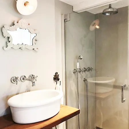 Semesterbostad Romantisches Reetdachhaus - Frau Schroeders *